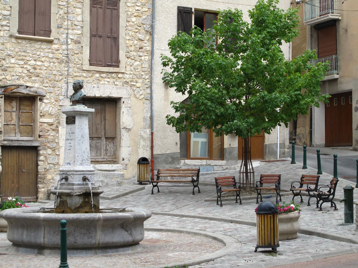 Au Vieux Tilleul Bed & Breakfast Veynes Bagian luar foto